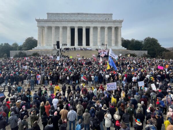 A crowd gathers at Lincoln Memorial for the “Defeat the Mandates” rally in Washington on Jan. 23, 2022. (Lynn Lin/NTD)